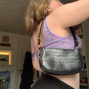 Baguettväska från asos - Klassisk baguettväska från asos. Bra kvalité. Som ny! Frakt tillkommer. Budgivning pågår, högsta bud 130 + frakt.