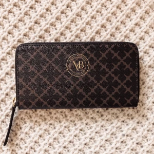 Plånbok Marlene Birger  - Intressekoll! Marlene Birger plånbok, använd ett par gånger. Väldigt fint skick. Köpte den för 1299kr Buda om du är sugen! Köparen betalar frakten! 