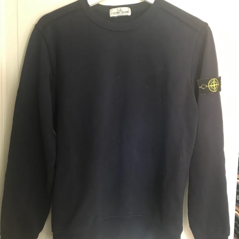 Stone island junior från NK i Stockholm, tyvär inget kvitto eller tags men 100% äkta och den kan legit checkas i NK. Sparsamt använd och nypris ligger på 1500kr Storlek 150-178 (passar XS) Condition 7/10 Pris kan diskuteras och de kan även skickas fler bilder vid intresse.  Gucci, Hugo boss, Lv, Louis Vuitton, Prada, Fendi, Armani, Ea7, Dior, Moncler, Canada goose, parajumper, Versace, Dsquared, Givenchy, Balenciaga, kedja, silver, 925, stone, stone Island, junior, NK, drip, heat, pp. Tröjor & Koftor.