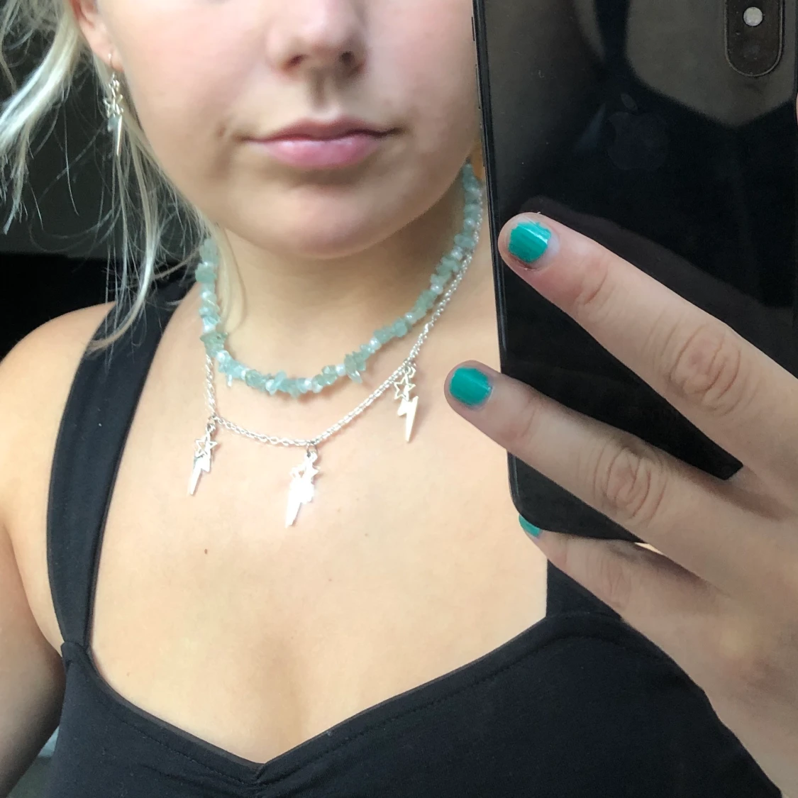 ljusblått halsband med vita ditaljer - 90