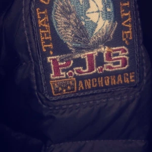 Parajumpers jacka  - Använd några gånger i fin skikt vis snabb köp kan jag diskutera priset. 