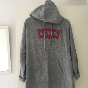 Levis tröja  - Storlek M / L Levis tröja äkta pris 400kr i nyskick 