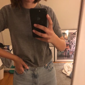 Grå stickad topp - En jätte fin stickad topp i grått! Har två likadana så om någon köper finns en kvar✨ Är i fint skick( kan vara lite nopprig). Köparen står för frakt om man inte kan mötas ibid Hisingen!:)