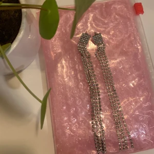 Glitter örhängen.  - Långa örhängen med diamanter som dinglar. Super fina. Passar även bra till armbanden som jag även säljer. 🌸