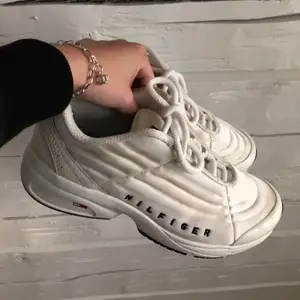 Snygga sneakers från Tommy Hilfiger, använda fåtal gånger. Nypris ca 1200, stl 36 ✨💕 