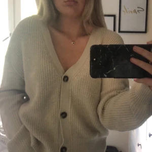 Kofta  - Söt Beige kofta från Lager 157, storlek M. 🤎