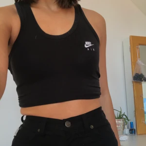 Nike linne - Underbart linne från nike. Säljer endast vid bra bud. Frakt tillkommer med 22kr. Passar till vad som helst. Lägger upp igen på grund av oseriösa budare. Linnet är uppvikt på bilderna men kan croppad vid önskemål. 