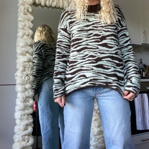 WEEKDAY - Stickad tröja från Weekday aldrig använd. Frakt på 79 tillkommer 💘