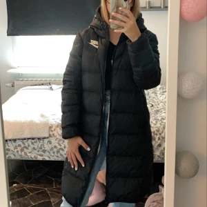 Nike jacka - Höst/vinterjacka i mycket bra skick. Använd få gånger. Passar mig som har XS men passar även upp till storlek M. Vändbar jacka. 