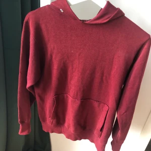 Hoodie - Lite tunnare hoodie i vinröd. Köpt på secondhand. Frakten blir 22-44kr🌻