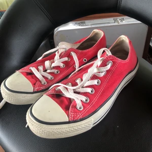Converse - Syrrans gamla röda converse köpta i USA💞 Används inte längre och de är för stora för mig! Kan mötas upp i Sthlm och kan frakta men köpare står för frakten <3