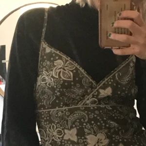 Klänning  - Jättefin klänning som tyvärr är för stor på mig :/  köpare står för frakt✨