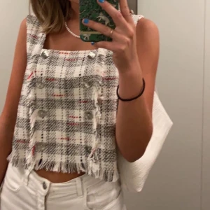 Stickad väst - Intressekoll på min supersnygga väst från Zara ”Tweed top”. Orginalpris på 299kr. Passar skitsnyggt som den är men även med en T-shirt under nu till hösten. Kontakta mig för bättre bilder💕 Pris är exlusive frakt. Kram
