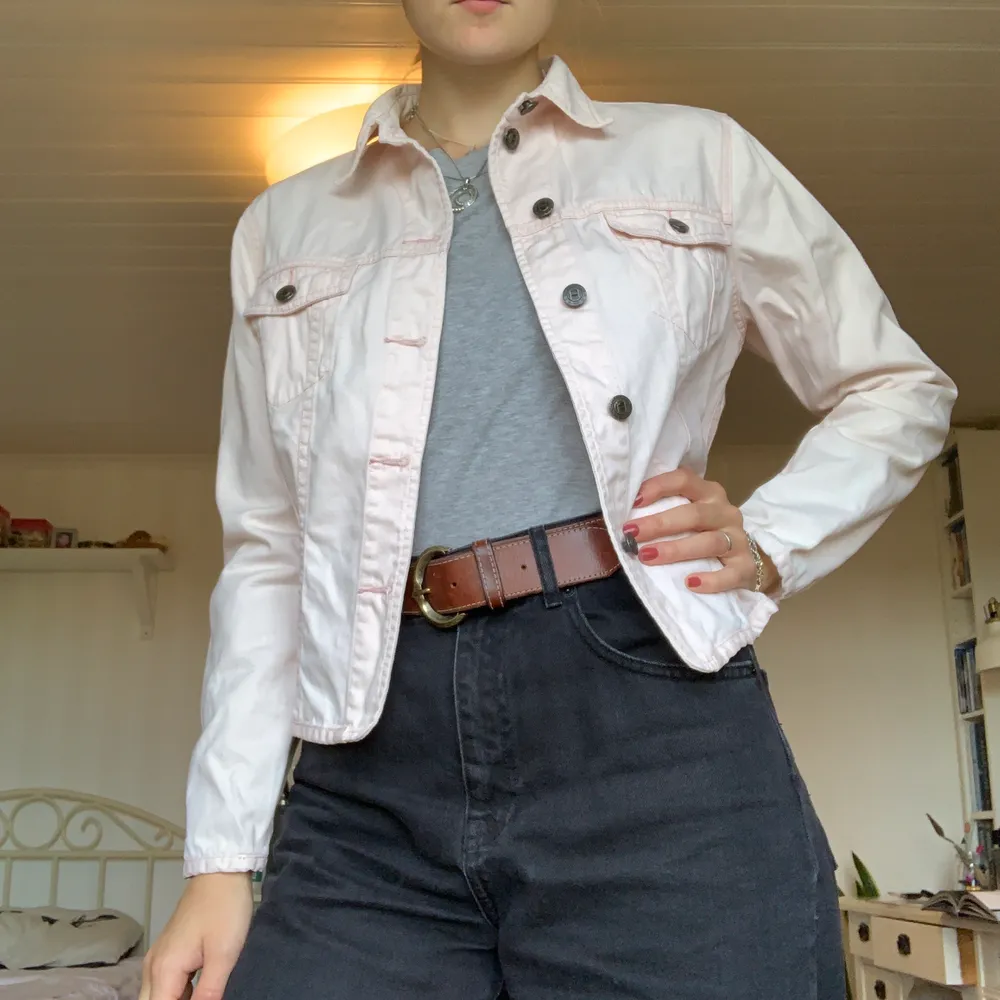 Ljusrosa jeansjacka från H&M i storlek 38. Otroligt fin!💞💖. Jackor.