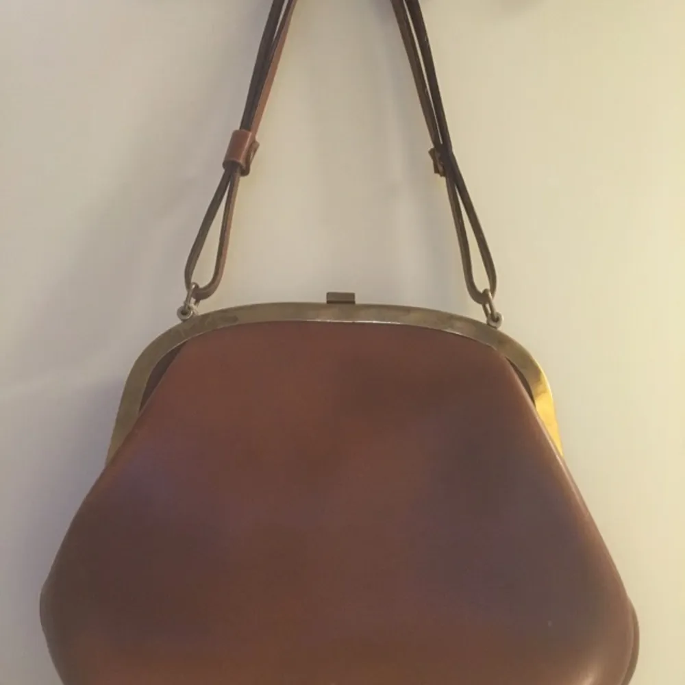 This is a Swedish design handbag in 60's. brand:Guldhuvudet
Except for needing to clean out a bit dust inside of the bag, otherwise, it's in excellent condition. Väskor.