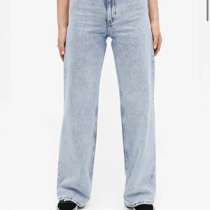 Monki jeans  - Säljer dessa populära jeans från monki bra skicka och så fina! Storlek 27 skulle säga (s/m). Dessa är så snygga och lätta att styla!😍 köparen står för frakten!