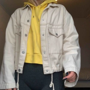  - Sjukt snygg benvit jeansjacka från weekday. Jackan har vida ärmar och inställbar nedre kant! Inköpspris 450kr. Köparen står för frakten/mötas i Lund🧡🧡 (passar garanterat en som brukar ha storlek S också)