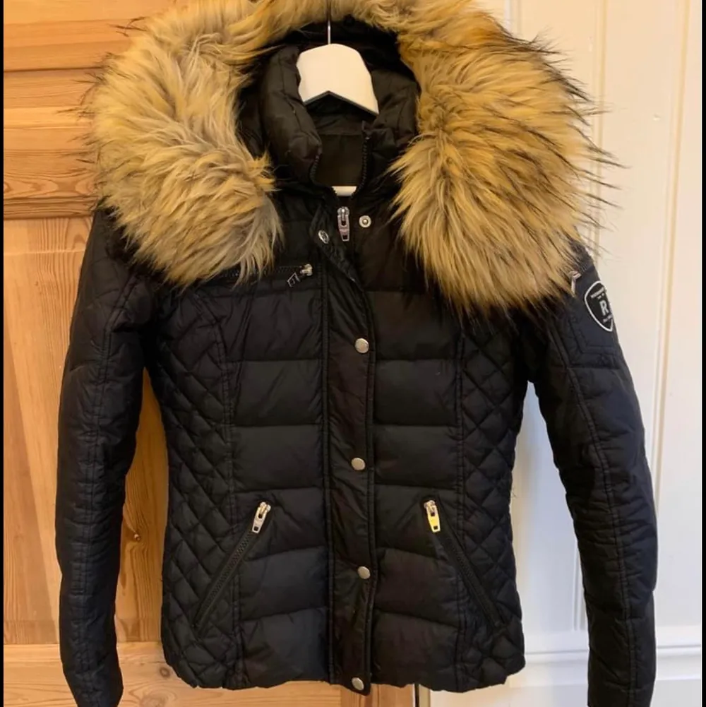 Säljer min jacka från ROCKANDBLUE. Knappt använt, som ny. Storlek 36. Ord pris: 2999kr, mitt pris är 2200. Takit.