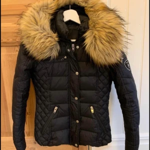Vinterjackan stl 36 - Säljer min jacka från ROCKANDBLUE. Knappt använt, som ny. Storlek 36. Ord pris: 2999kr, mitt pris är 2200