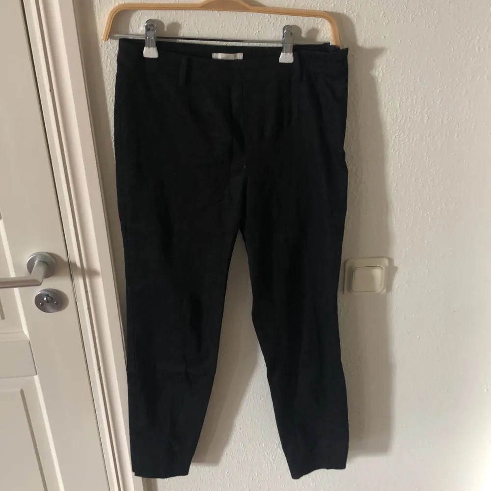 Kostymbyxor från H&M i strl 34, men ficka på baksidan. Skönt material.. Jeans & Byxor.