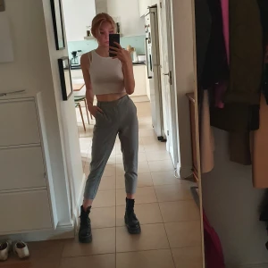 Kostymbyxor  - Gråa Kostymbyxor med vita ränder på sidan. Från Zara och är storlek XS men jag skulle säga att de passar S/M bättre.  (Har justerat byxorna så de ska se ut som de gör när de passar. De är alltså för stora för mig egentligen) Frakt tillkommer, kan även mötas upp i Stockholm.