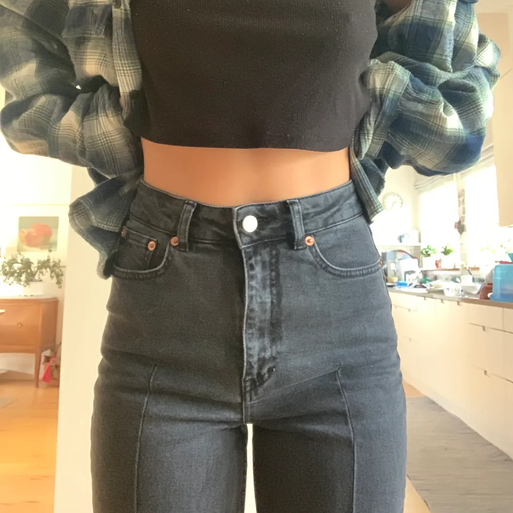 Coola jeans från NA-KD⚡️⚡️ modellen är slim och slutar vid ankeln. Storlek 36. Det är coola detaljer som man ser tydligare på sista bilden! Hör av er endast om ni vill köpa💘 (frakt ingår ej 63kr). Jeans & Byxor.