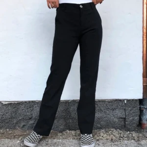 Raka kostymbyxor  - Raka svarta kostymbyxor. Modellen på bilden är 167 cm lång och har xs men de funkar för mig som har m också! Skriv om du har frågor eller vill ha fler bilder:) frakt står köparen för