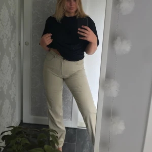 Byxor - Byxor/jeans i väldigt tunt och skönt material! Köpate står för frakt