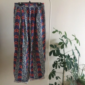  - Mönstrade balla byxor från Åhlens! Köpt på second hand! Frakten är inräknad! 