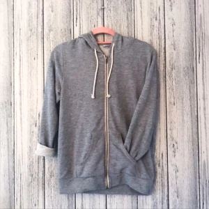  - Oversize hoodie från Monki i storlek XS säljes för 60kr, frakt tillkommer. Betalning sker via swish.