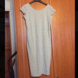  - Grå tajt långklänning i Strl M från H&M.  Ni står för frakten om vi inte möts upp.  