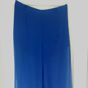  - Blåa härliga luftiga byxor från H&M. 