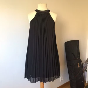  - Liten svart finklänning, i plisserad chiffong. Frakt ingår ej, möts upp i Sthlm.