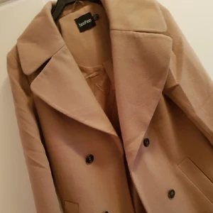  - jättefin kappa ifrån bohoo passar en strlk 36🌸 ev frakt tillkommer