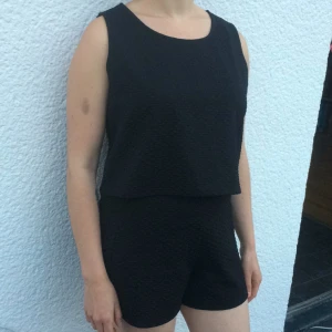  - Topp och shorts i prickigt mönster säljes som ett set. Från Monki använd endast två gånger 