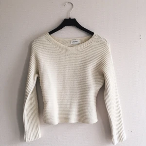  - Vit stickad tröja från Monki som inte kommer till användning längre. Något kortare i modellen och ganska tight. Möts upp i Norrort eller fraktar mot betalning 🌱