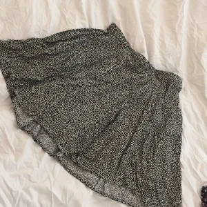  - Snygg blommig kjol