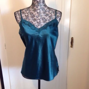  - Ursnygg topp från Lindex!    Prislapp kvar, inte ens provad. 