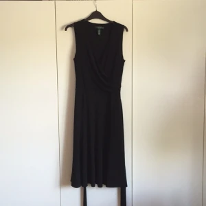  - Svart festklänning i stretchigt material ( polyester) från Ralph Lauren. Knappt använd, väldigt fint skick! 