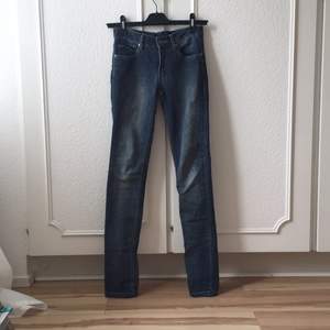 Klassiska blå jeans från Cheap Monday i modellen Zip Low. Passar till alla toppar och vid alla tillfällen. Använda en del men toppskick. 