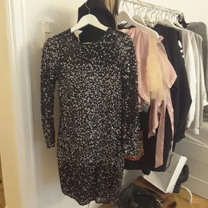  - så fin paljettklänning! 