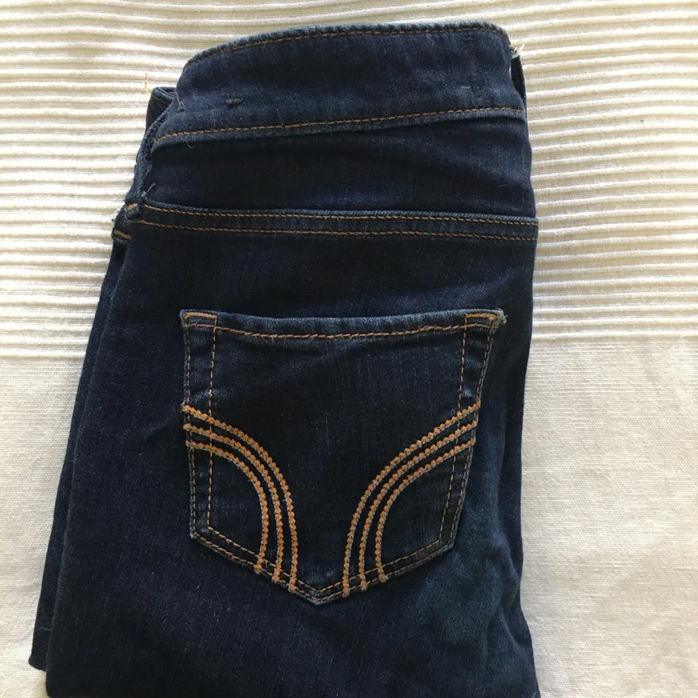 Hollister jeans. Använda få gånger! STORLEK; W:26 L:31 Säljer pågrund av för små!❤. Jeans & Byxor.