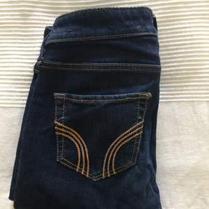 Hollister jeans. Använda få gånger! STORLEK; W:26 L:31 Säljer pågrund av för små!❤