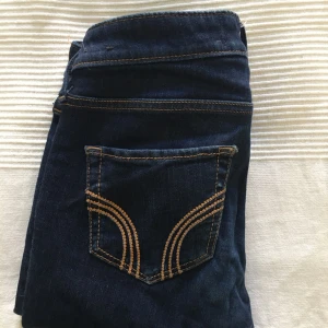  - Hollister jeans. Använda få gånger! STORLEK; W:26 L:31 Säljer pågrund av för små!❤