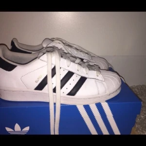 - Säljer adidas superstars i strl 36,5 för 200kr 