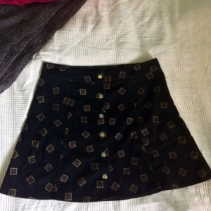  - Skitsnygg kjol i mönstrat, svart manchestertyg. Köpte den på beyond retro för ett år sen men den var tyvärr lite för stor för mig så har bara använt den nån enstaka gång. 