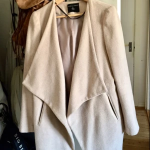  - Storlek 14 men i och med att den är en sådan man inte knäpper passar den både S-L. Helt upp till vad man gillar. Från Dorothy Parkin 