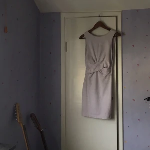  - Jättefin klänning i ljuslila 