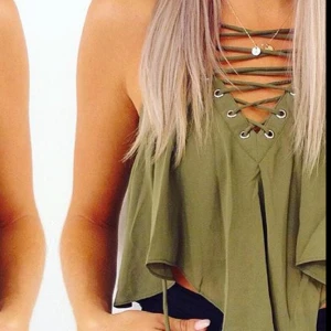  - Kort topp med snörning där fram.  Dragkedja finns där bak. Oanvänd! 