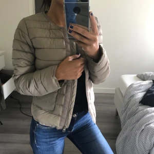  - Jätte fin dunjacka från Mango, aldrig använd för den är för stor för mig.  Storlek S passar en liten M också.